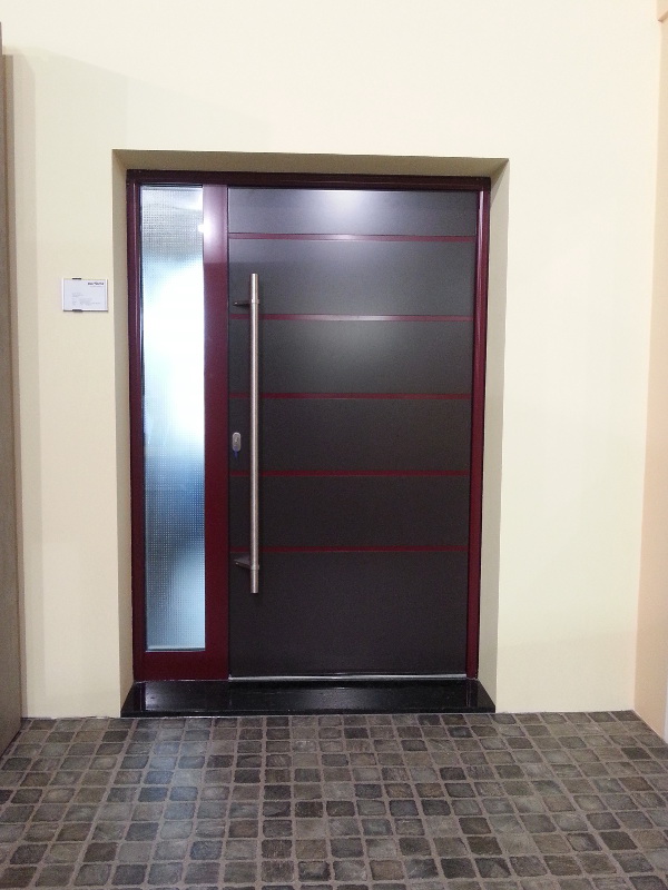 perfecta Tür mit gefliestem Eingangsbereich